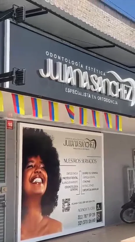 Fachada del consultorio con el letrero Odontología Estética Juliana Sánchez